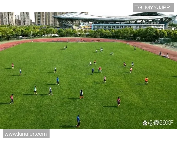 忠诚足球球星一生坚守绿茵场展现永不言弃的拼搏精神