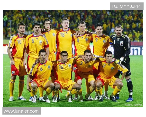 足球巨星静谧海边凝望远方展现球场外别样风采